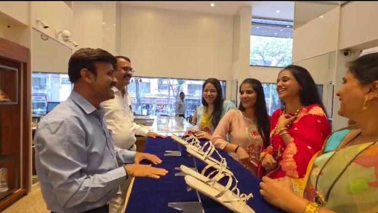 PCMC News: हौसेला मोल नाही! लेक आणि सुनेलाही धोंडे दान; बारणे कुटुंबियाचं गिफ्ट पाहून सगळेच शॉक