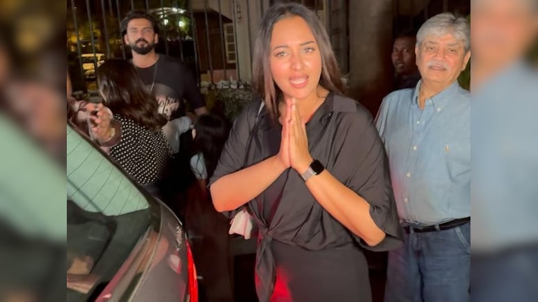 Video: Sonakshi Sinha Loses Cool With Paps Outside Mumbai Restaurant, '<i>Bas, Ho Gaya</i>'