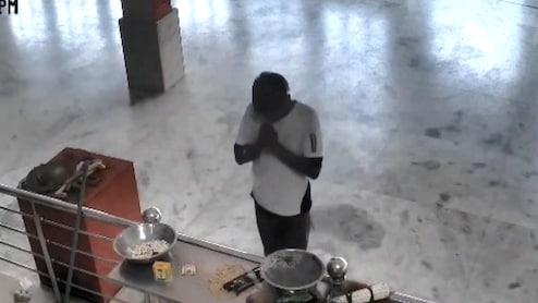VIDEO: पहले भगवान को किया दंडवत प्रणाम, फिर चोर ने मंदिर की थाली से उड़ाए पैसे