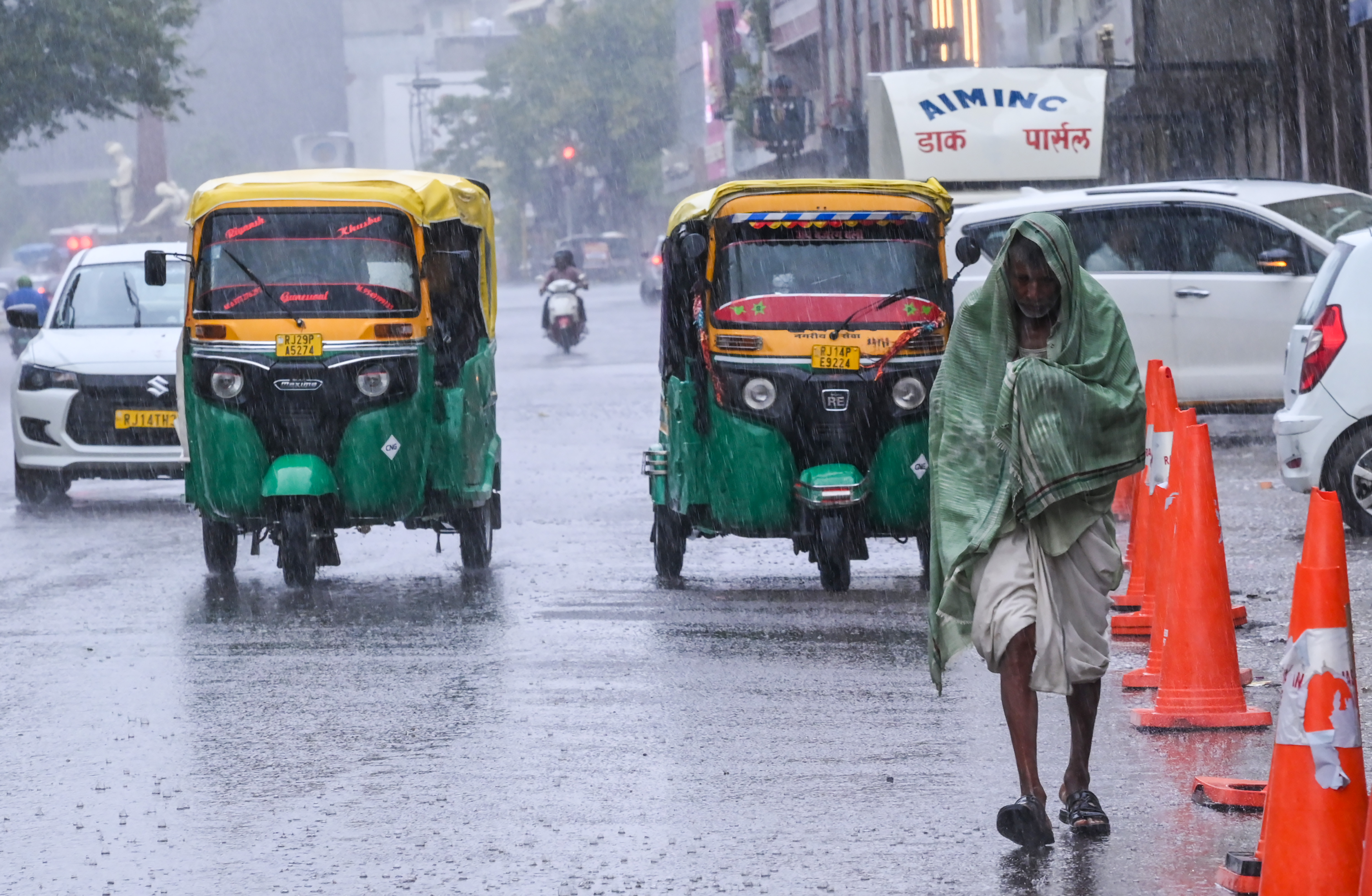 6 दिन आंधी, तूफान-बारिश, मॉनसून के पहले दिल्ली NCR में भी IMD अलर्ट, यूपी, राजस्थान से MP तक जानें आज का मौसम