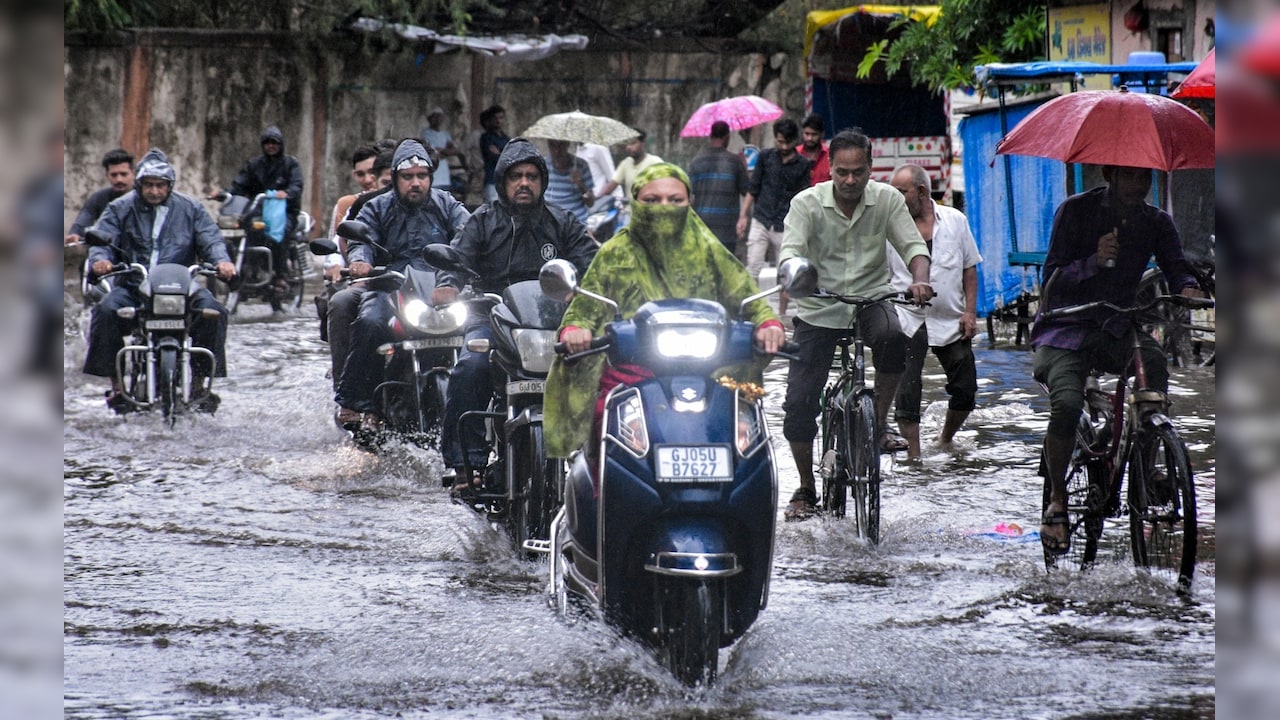 छत्तीसगढ़ में बारिश का रेड अलर्ट! अगले 48 घंटे भारी, कई जिलों में बाढ़ जैसे हालात का खतरा