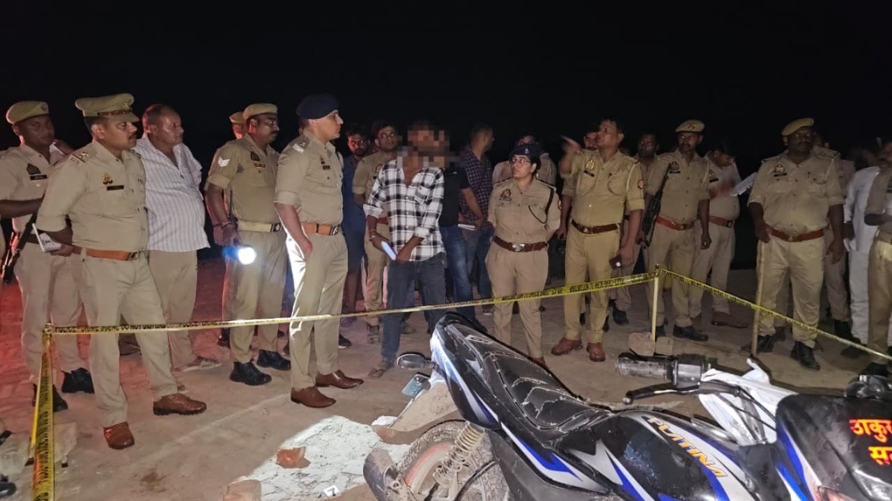 Pratapgarh Love Marriage Murder: घटना स्थल की जांच करती पुलिस टीम