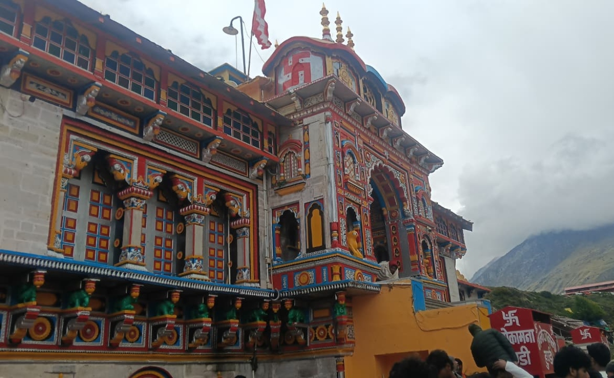 बद्रीनाथ में श्रद्धालुओं की बढ़ती संख्या से पर्यावरण पर बढ़ा खतरा, बर्फबारी घट रही और मक्खियां बढ़ी रही हैं