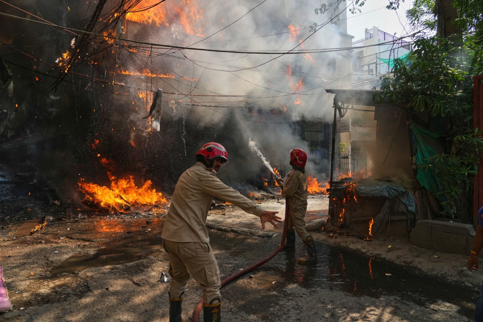 Delhi Fire: दिल्ली मालवीय नगर आग: रेस्क्यू में शामिल 10 जवान भी घायल, एम्स ट्रामा सेंटर में भर्ती