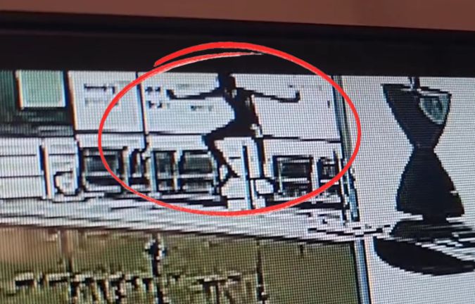 VIDEO: सरकारी अस्पताल की बिल्डिंग से गिरा शख्स, मौत; CCTV में कैद हुई घटना&nbsp;