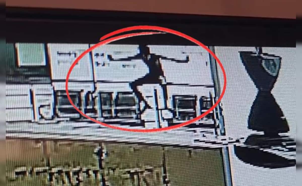 VIDEO: सरकारी अस्पताल की बिल्डिंग से गिरा शख्स, मौत; CCTV में कैद हुई घटना 