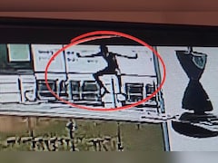 VIDEO: सरकारी अस्पताल की बिल्डिंग से गिरा शख्स, मौत; CCTV में कैद हुई घटना 