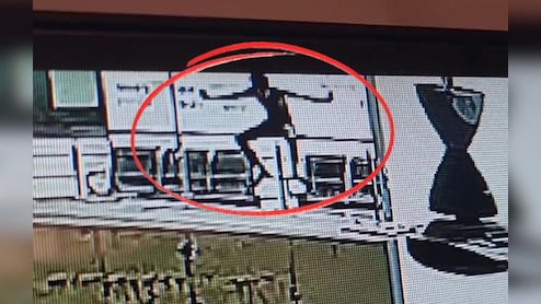 VIDEO: सरकारी अस्पताल की बिल्डिंग से गिरा शख्स, मौत; CCTV में कैद हुई घटना&nbsp;