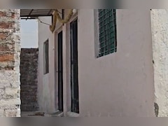 एक घर में मिली तीन सड़ी-गली लाशें! पड़ोसियों को दुर्गंध आने पर पुलिस को दी सूचना 