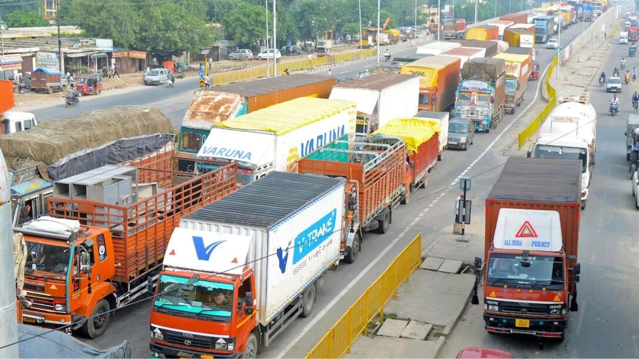 पुराना ट्रक या बस है? नई गाड़ी खरीदने पर मिलेगा बड़ा फायदा, लोन का आधा ब्याज सरकार भरेगी, 10 साल तक रोड टैक्स भी होगा माफ