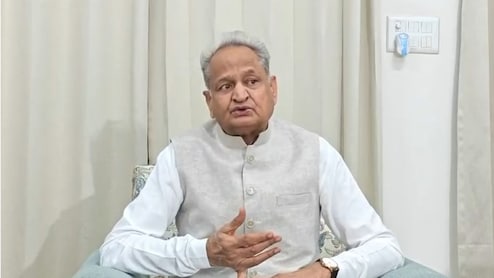 'राजस्थान में विभागों के HOD मंत्रियों के फोन नहीं उठाते' गहलोत का निशाना- सरकार नाम की कोई चीज नहीं