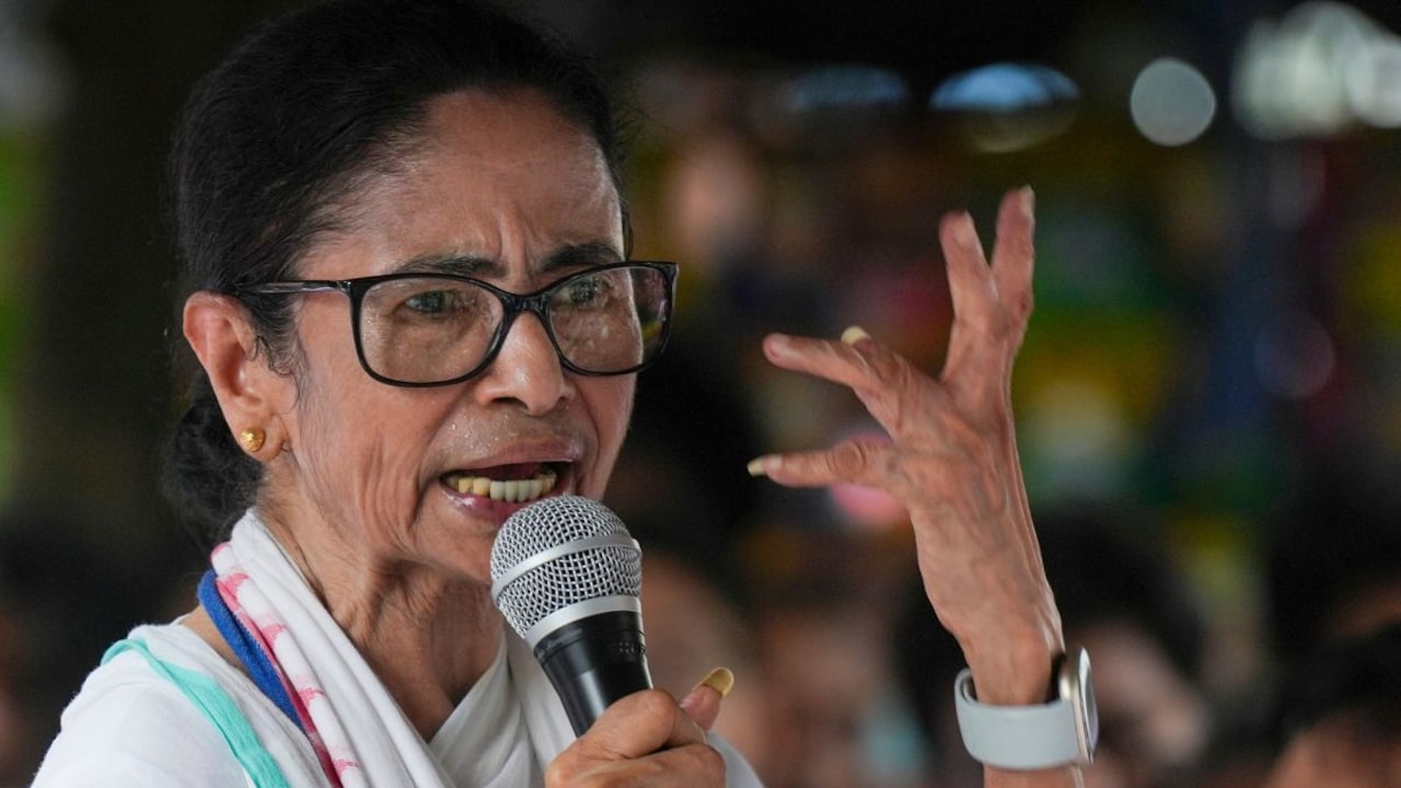 बंगाल में 'शिंदे स्टाइल' बगावत के संकेत, ममता से कैसे छिन सकता है TMC का नाम और सिंबल? ये हैं नियम