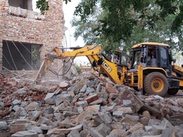 पहली बार चित्तौड़गढ़ दुर्ग में चला बुलडोजर, सुबह 4 बजे पहुंचे अधिकारी; इलाके में हड़कंप