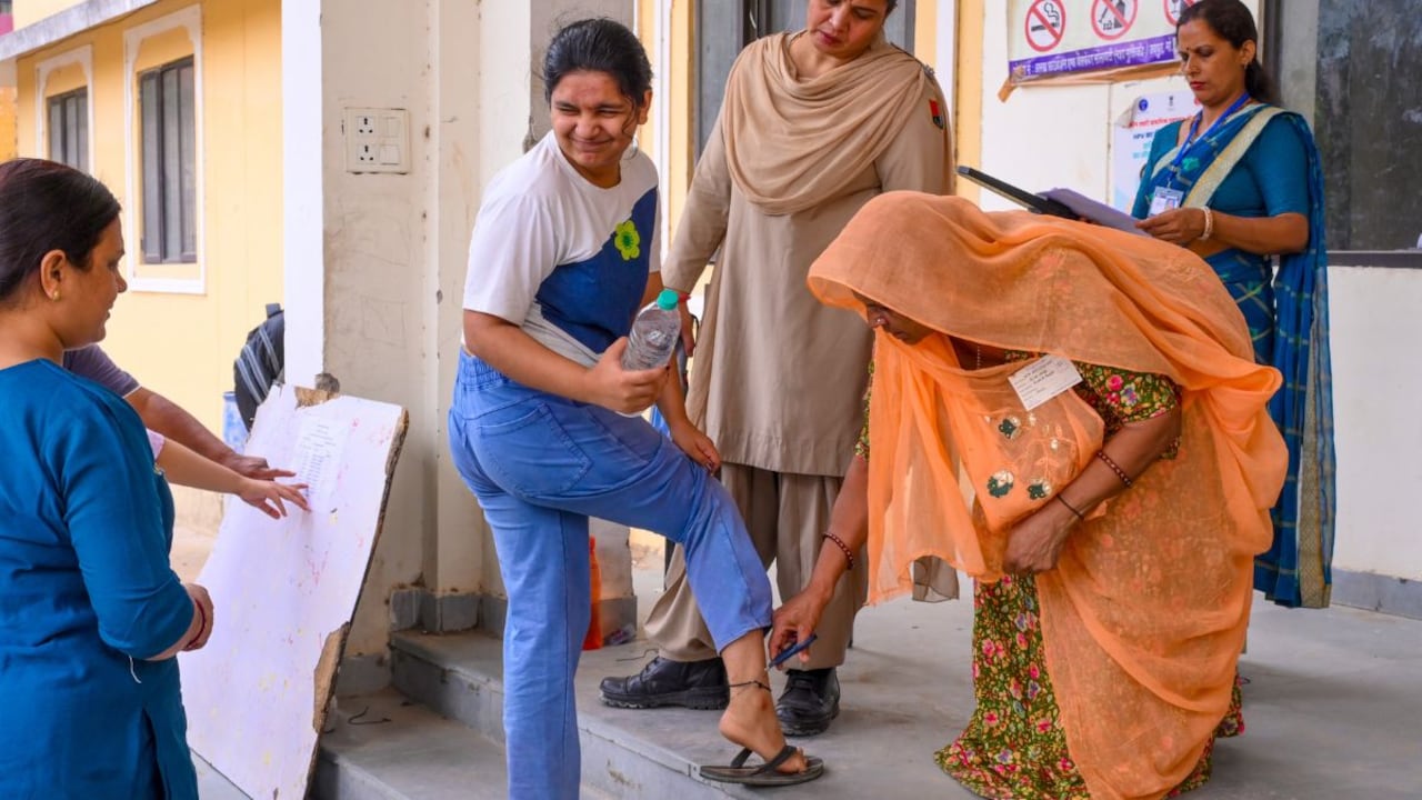 जयपुर में NEET परीक्षा में लड़की के पास मिला मोबाइल, शर्ट के अंदर से छिपाया था फोन