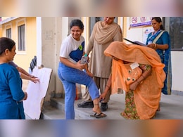 जयपुर में NEET परीक्षा में लड़की के पास मिला मोबाइल, शर्ट के अंदर से छिपाया था फोन