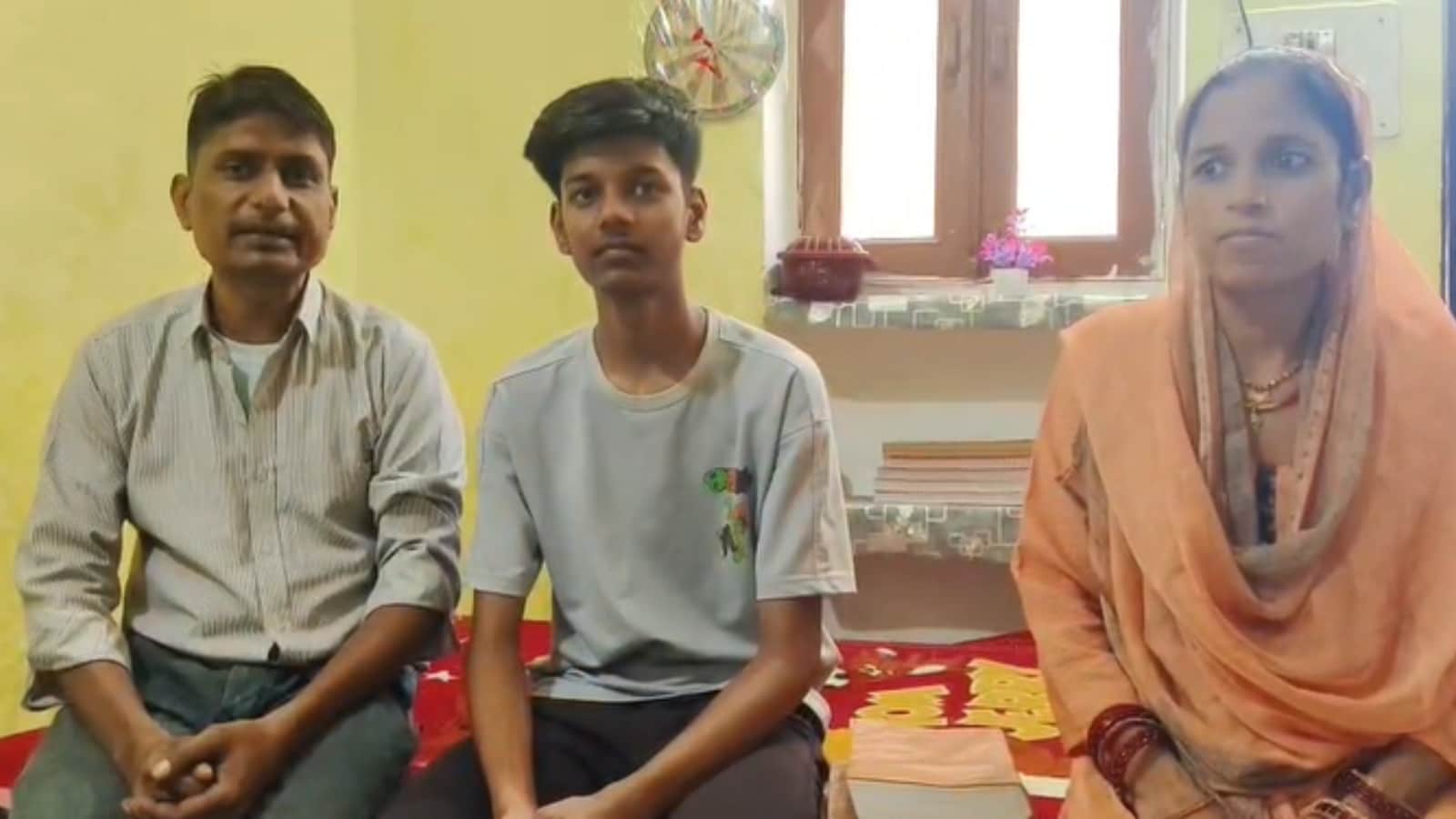 अपने माता-पिता के साथ आवेश खान. अपने माता-पिता के साथ आवेश खान.