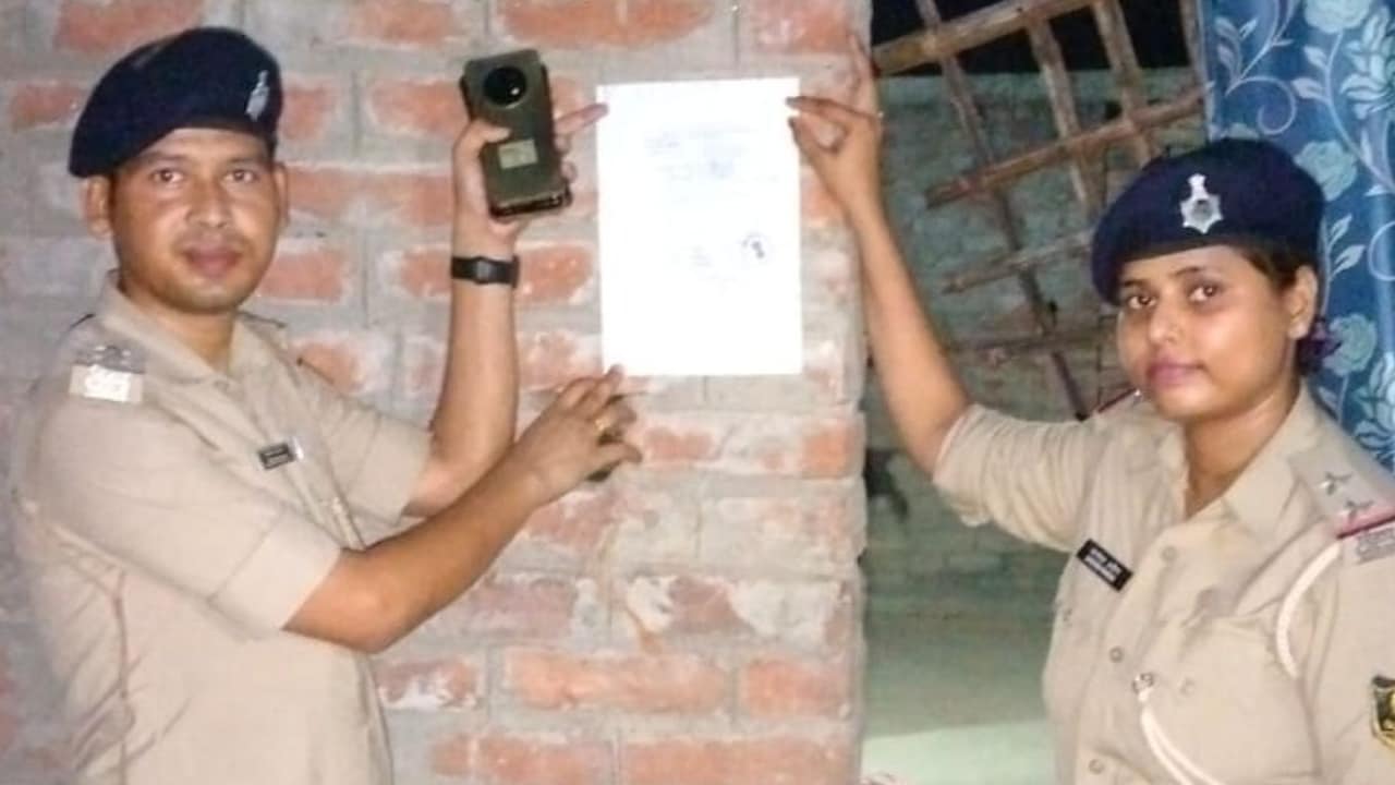 मुजफ्फरपुर में बैंड-बाजे के साथ हत्यारोपी के घर पहुंची पुलिस, पूरे गांव के सामने दी चेतावनी