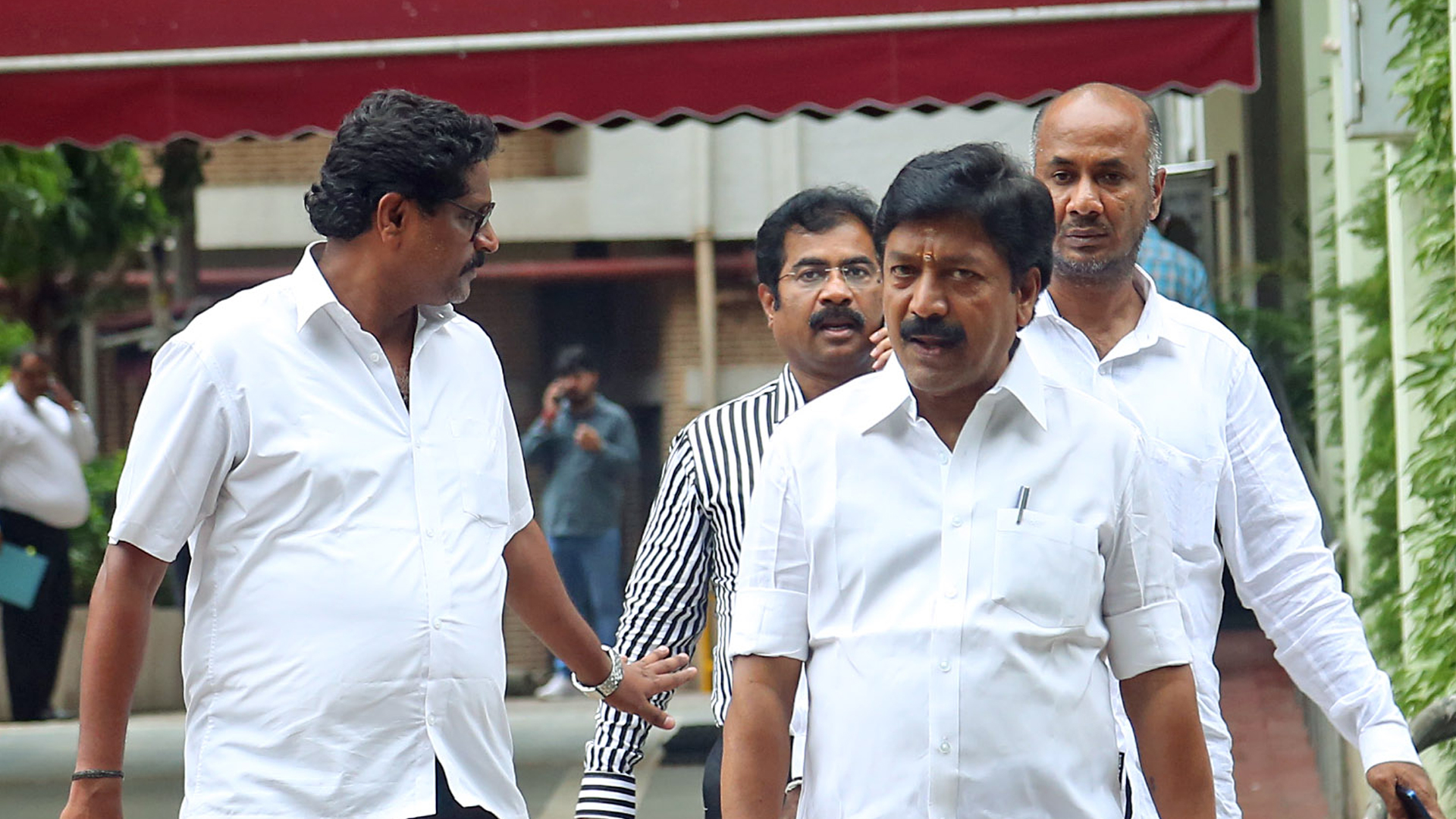 AIADMK Crisis Deepens: Senior Leaders Meet Rebel CV Shanmugam