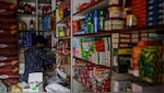 दुकानदार MRP से ज्यादा पैसे मांगे तो सबसे पहले क्या करें? जानिए शिकायत करने का सही तरीका और कहां मिलेगी मदद