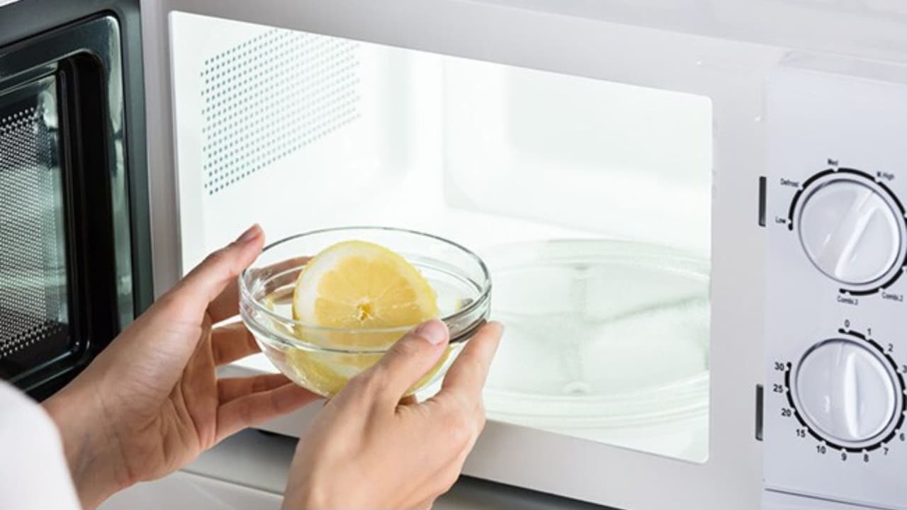Microwave से आ रही है अजीब बदबू? ये आसान Hacks मिनटों में करेंगे कमाल, शेफ पंकज भदौरिया ने शेयर किए Tips