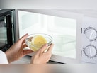 Microwave से आ रही है अजीब बदबू? ये आसान Hacks मिनटों में करेंगे कमाल, शेफ पंकज भदौरिया ने शेयर किए Tips