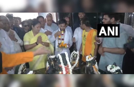 LIVE: पीएम मोदी के देश के सबसे लंबे समय तक प्रधानमंत्री बनने पर सीएम रेखा ने मंदिर में की पूजा