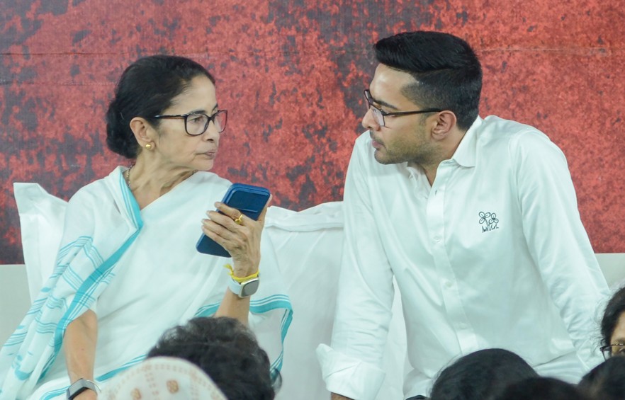 ममता के 'पावर बैलेंस फॉर्मूले' से थमेगी बगावत? भतीजे अभिषेक के कतरे पर, पुराने दिग्गजों को बड़ी जिम्मेदारी