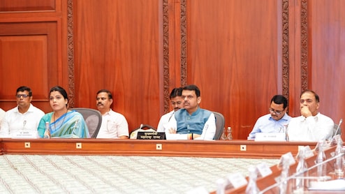 सिंगापुर-हांगकांग की तर्ज पर बदलेगी धारावी की सूरत, CM फडणवीस का मार्च 2028 तक 10 हजार घर देने का निर्देश