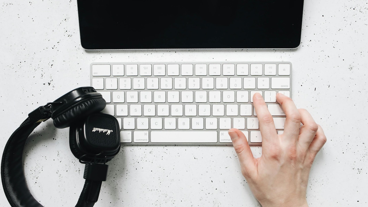 7 Wireless Keyboards That Help Declutter Crowded Work Desks