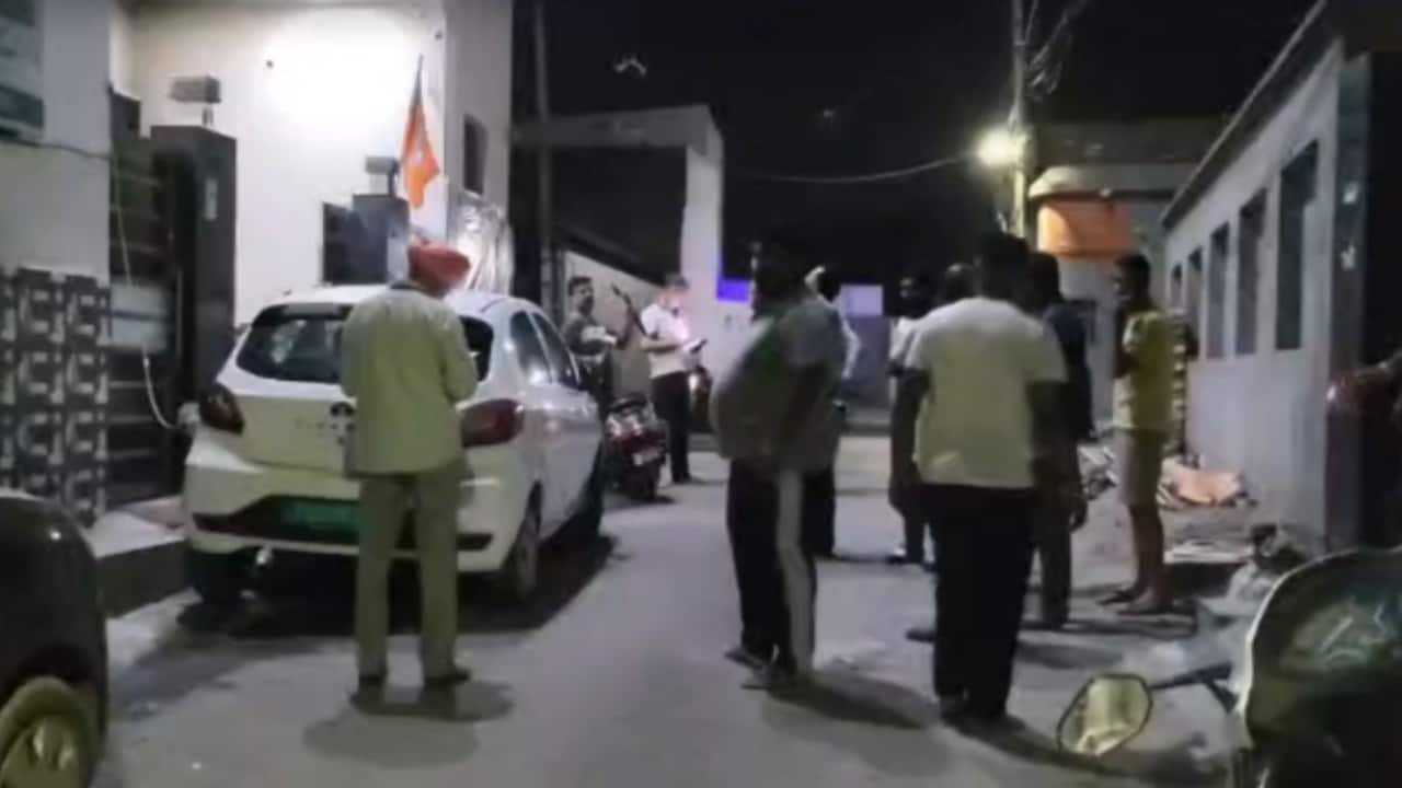 बठिंडा में बीजेपी नेता डॉक्टर तरसेम गर्ग के क्लीनिक पर पेट्रोल बम से हमला, CM मान के दौरे से पहले बड़ी घटना