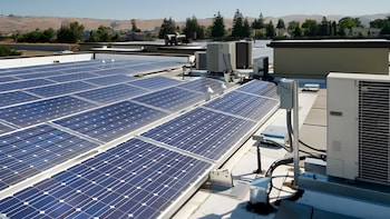 India Achieves 300 GW RE Capacity, 60% Of 500 GW Target By 2030