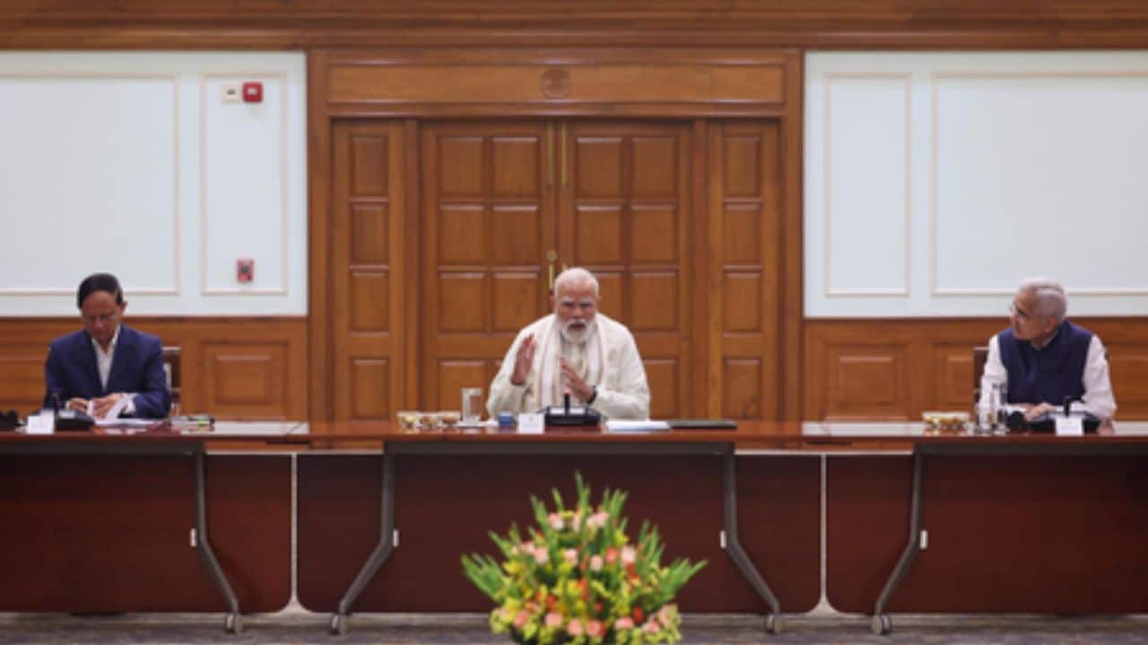 ग्लोबल संकट के बीच भारत की आर्थिक रफ्तार बढ़ाने की तैयारी, पीएम मोदी ने EAC-PM के साथ की बड़ी बैठक