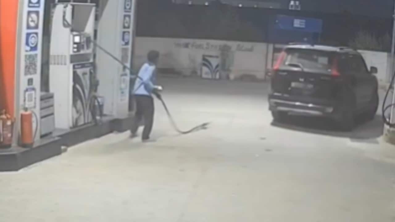 डीजल भरवाते ही स्कॉर्पियो चालक ने लगाया एक्सीलेटर, पीछे दौड़ता रह गया पेट्रोल पंप कर्मचारी, VIDEO वायरल