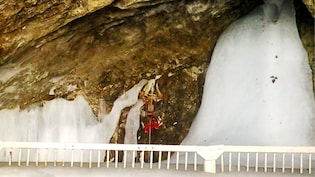 गर्मी की मार से तेजी से पिघल रहा अमरनाथ शिवलिंग, श्रद्धालुओं और प्रशासन में बढ़ी चिंता
