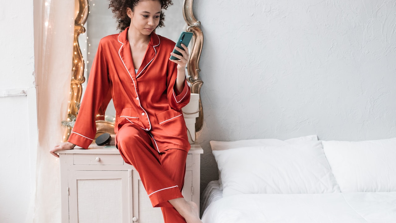 The Satin Nightwear Myth: When It Feels Luxurious And When It Feels Uncomfortable
