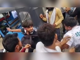 नोएडा में पत्नी किसी और के साथ कर रही थी शॉपिंग, जब पति ने दोनों को पकड़ा तो बीच रोड पर मचा बवाल