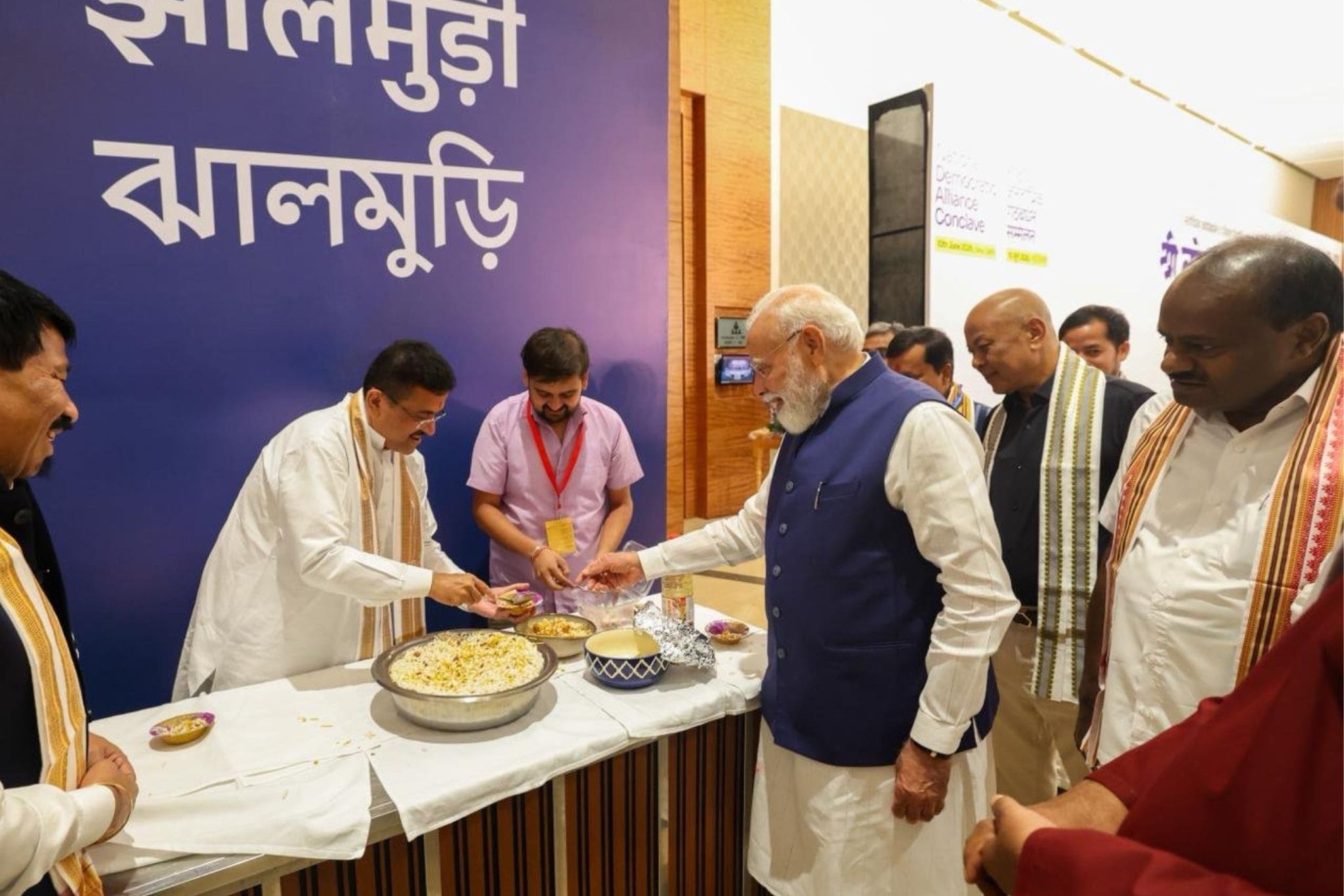 झालमुड़ी खाते पीएम मोदी 