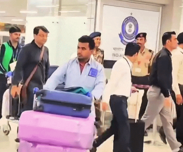 ब्‍लैक जींस, व्‍हाइट टी-शर्ट...  अखिलेश यादव का नया लुक सोशल मीडिया पर वायरल, आपने देखा क्‍या?