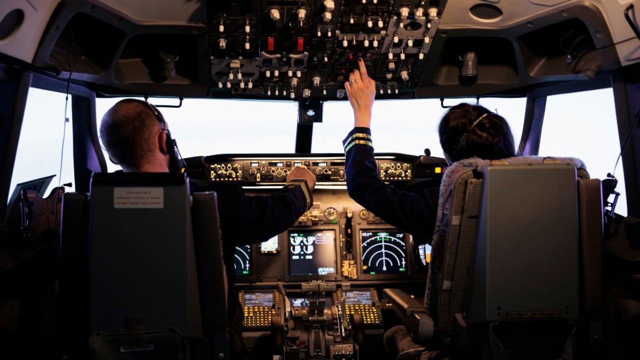 प्लेन में बम होने की खबर मिलने पर क्या करते हैं Pilots?