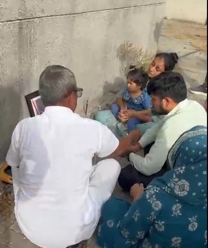 क्रैश साइड पर परिजनों को श्रद्धांजलि देते रजनीकांत के परिजन. क्रैश साइड पर परिजनों को श्रद्धांजलि देते रजनीकांत के परिजन.