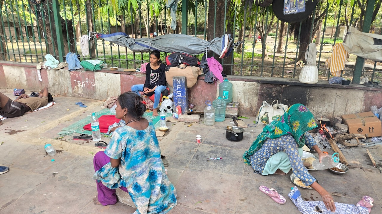 Inside Lives Of Delhi's Pavement Dwellers And The Dangers They Face