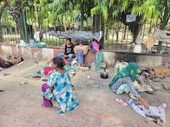 Inside Lives Of Delhi's Pavement Dwellers And The Dangers That They Face