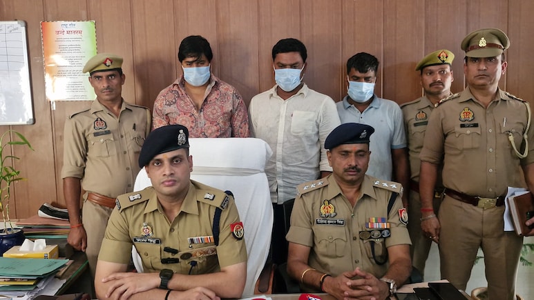 ग्रेटर नोएडा हाईवे पर फायरिंग करने वाले 3 शातिर बदमाश गिरफ्तार, भारी मात्रा में अवैध हथियारों का जखीरा बरामद