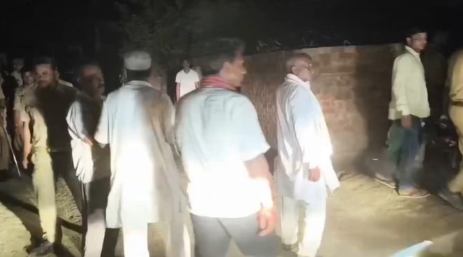घटना की सूचना पर रात में गांव पहुंची पुलिस की टीम. घटना की सूचना पर रात में गांव पहुंची पुलिस की टीम.