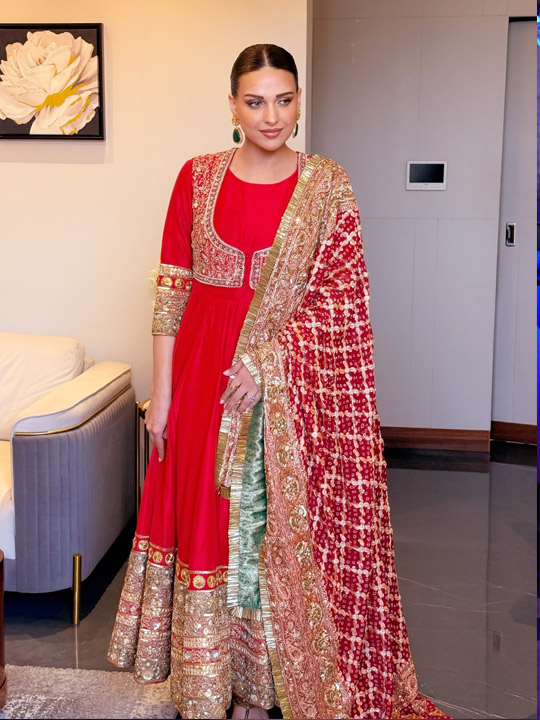 Himanshi Khurana's Ethnic Look Is A Showstopper