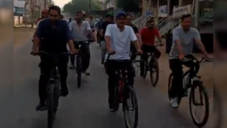 साइकिल पर सवार होकर निकले जिला जज, जागरूकता अभियान के तहत दिया अनोखा संदेश