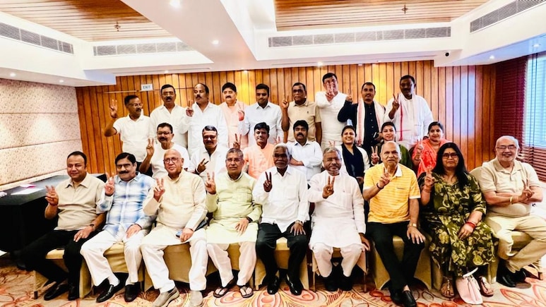 झारखंड के रेडिशन ब्लू होटल में NDA विधायकों ने दिखाई विक्ट्री साइन, 'INDIA' गठबंधन के पास कितने नंबर?