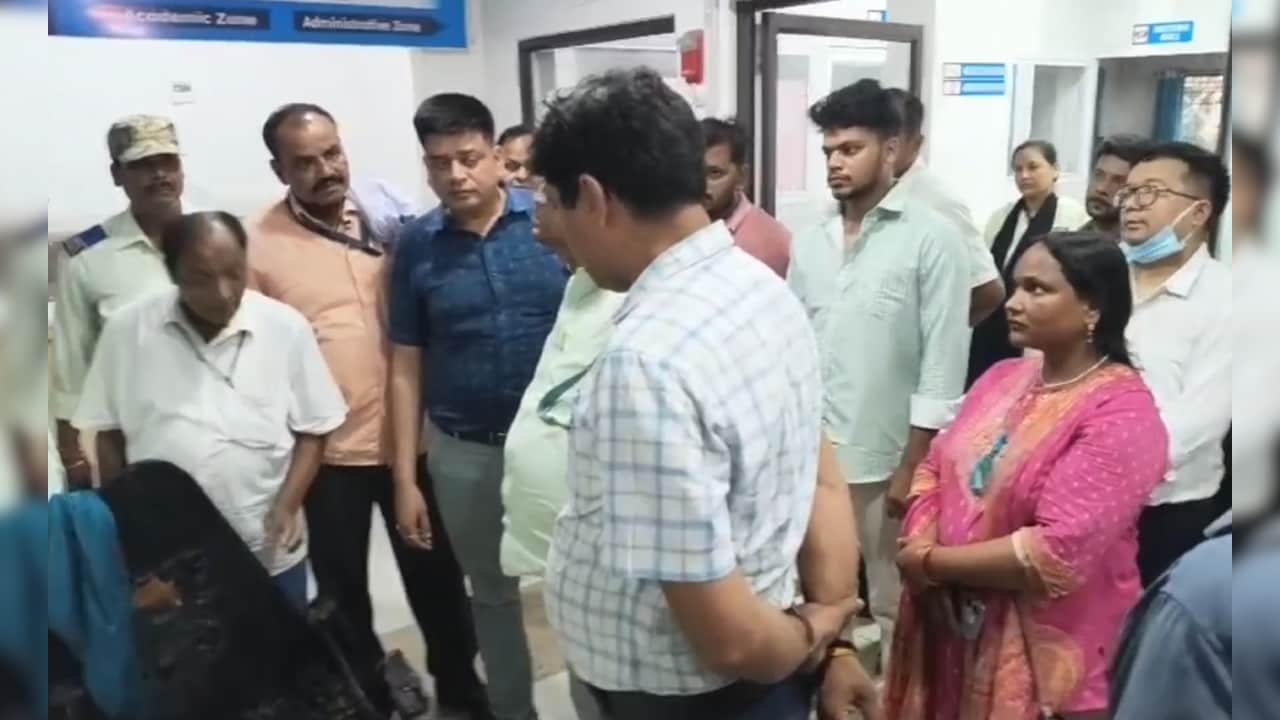 बेगूसराय: अस्पताल के चिल्ड्रेन वार्ड में लगी आग, बच्चों को गोद में लेकर भागे परिजन