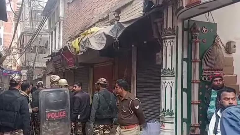 वाराणसी के दालमंडी में चौड़ीकरण की जद में आ रही मस्&zwj;ज&zwj;िदों की नपाई से अफरातफरी, पुल&zwj;िस-PAC और RAF तैनात