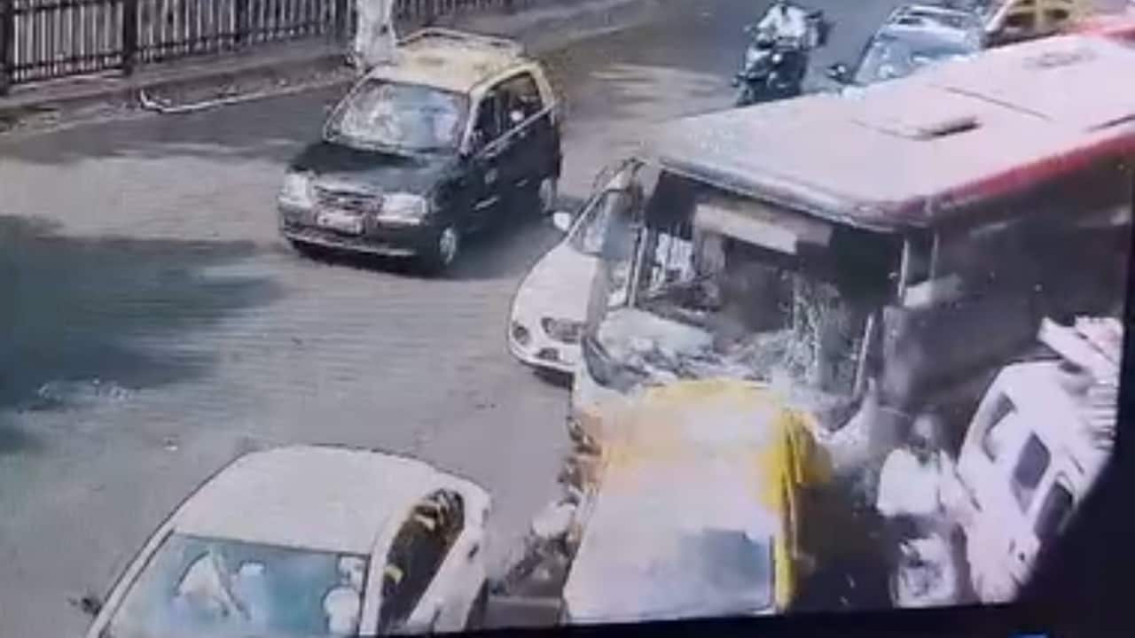 मुंबई में BEST बस ने कई वाहनों को मारी टक्कर, एक युवक की मौत